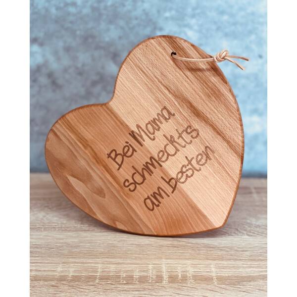 Mea Living Brettchen Herz aus Holz mit Lederhänger "Bei Mama schmeckts am besten"