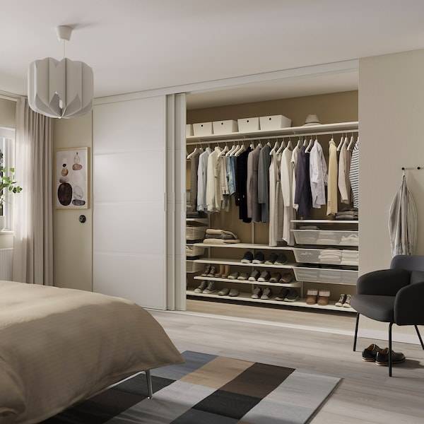 SKYTTA / BOAXEL Kleiderschrank+Schiebetüren begehb., weiß/Tjörhom weiß, Bis zu 50% Rabatt