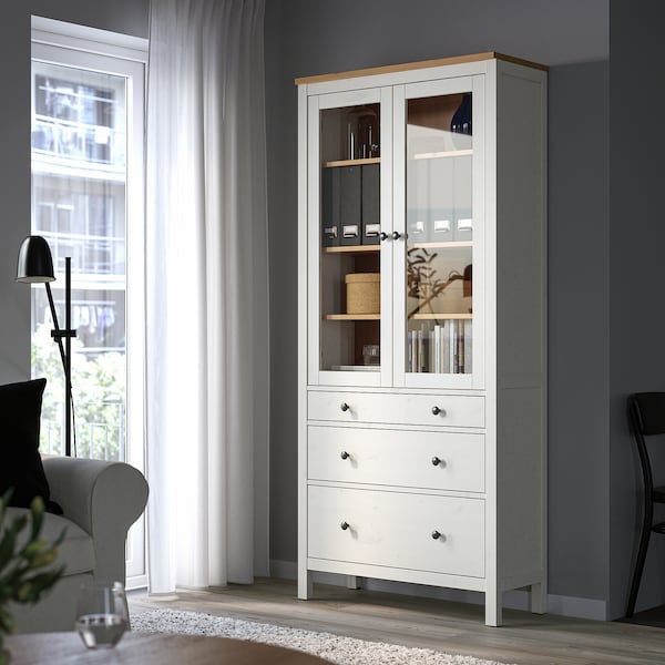 HEMNES Vitrine mit 3 Schubladen, weiß gebeizt/hellbraun, Verkauf