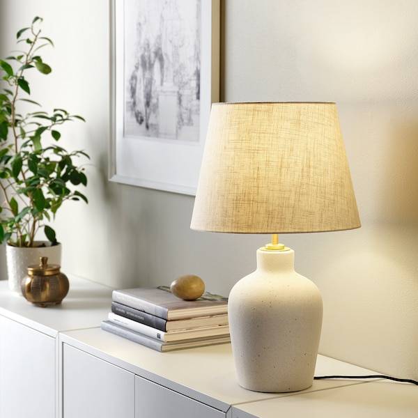 BLIDVÄDER Tischleuchte, elfenbeinweiß Keramik/beige, Große Rabatte