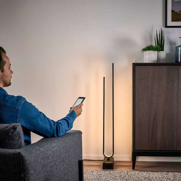 PILSKOTT Standleuchte, LED, smart schwarz 50% Rabatt für begrenzte Zeit