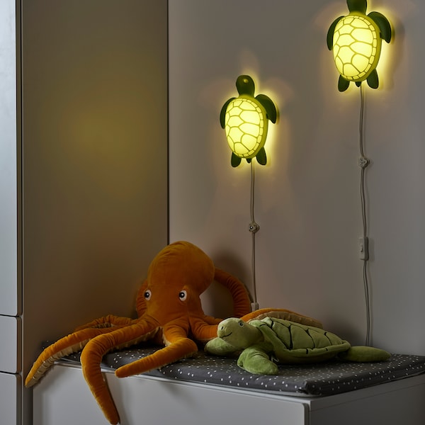 BLÅVINGAD Wandleuchte, LED, Schildkröte/grün Fabrikladen